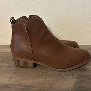 Brown ankle boot size 8W